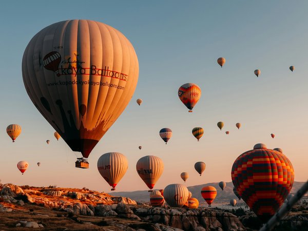 Comment planifier un voyage en montgolfière pour survoler les paysages de Cappadoce, Turquie : conseils et meilleures saisons ?